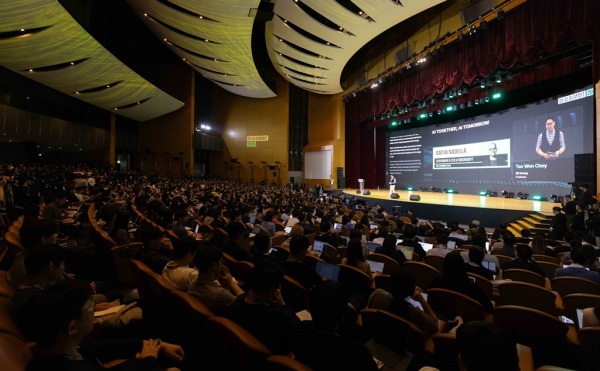 일 오전 서울 강남구 코엑스에서 열린 ‘SK AI 서밋(SUMMIT)’ 전경. 최태원 SK회장이 ‘함께하는 AI, 내일의 AI(AI together, AI tomorrow)’를 주제로 기조 연설을 하고 있다.