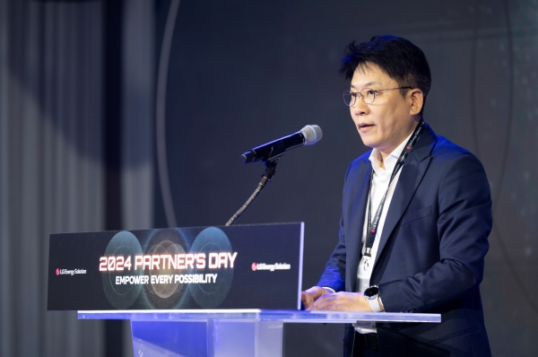 LG에너지솔루션은 12일 경기도 광주 곤지암 리조트에서 파트너사와의 협력 강화 및 미래 준비를 위해 '2024 파트너스 데이'를 개최했다. CEO 김동명 사장이 행사에 참석해 환영사를 하고 있다./사진=LG에너지솔루션