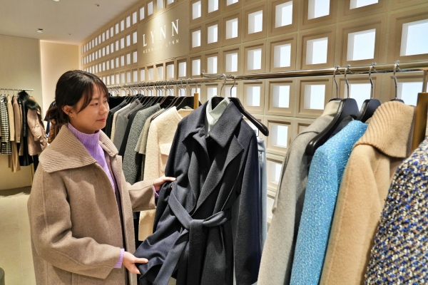 서울 중구 롯데백화점 본점 4층에 위치한 린 매장에서 고객이 제품을 구경하고 있다./사진=롯데백화점