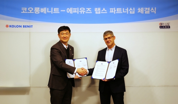@ 정주영 코오롱베니트 상무(왼쪽)와 스테판 오웬스 에피유즈 랩스 파트너가 지난 12일 경기도 과천 코오롱타워 본사에서 파트너십을 체결한 뒤 악수하고 있다. /사진=코오롱베니트