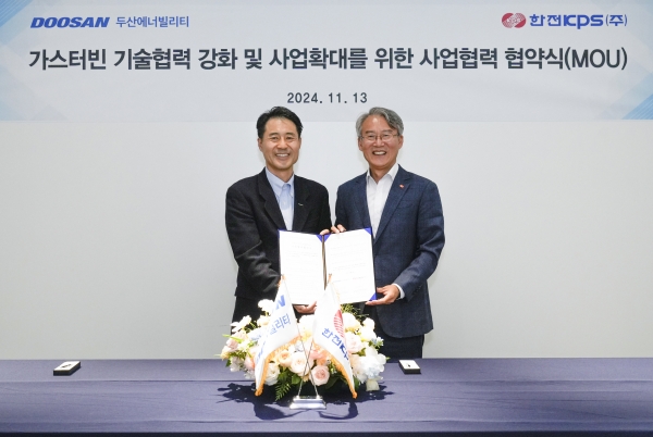 13일 경기도 분당두산타워에서 열린 ‘가스터빈 기술 협력 강화 및 사업 확대를 위한 협력 협약(MOU)’ 체결식에서 한전KPS 김도윤 발전안전사업본부장(오른쪽)과 두산에너빌리티 손승우 파워서비스 BG장이 협약서에 서명 후 기념촬영을 하고 있다.