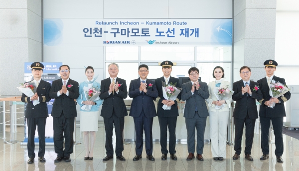 대한항공은 지난 24일 인천국제공항 제2터미널에서 인천~일본 구마모토 노선 재취항 기념 행사를 열었다. 황성원 대한항공 여객노선부 담당(왼쪽에서 다섯 번째), 히사모토 마사노리 구마모토국제공항 주식회사 영업본부장(왼쪽에서 네 번째) 등 주요 관계자들이 KE777편 운항·객실 승무원들과 기념사진을 촬영하고 있다./사진=대한항공