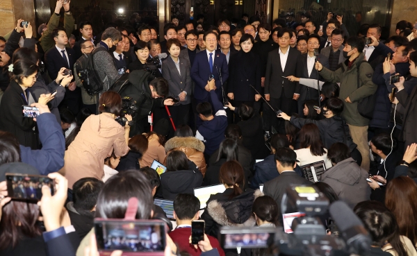 윤석열 대통령이 3일 밤 긴급성명을 통해 비상계엄을 선포한 가운데 4일 새벽 서울 영등포구 여의도 국회에서 비상계엄 해제요구 결의안 통과 후 더불어민주당 이재명 대표가 입장을 밝히고 있다./사진=연합뉴스