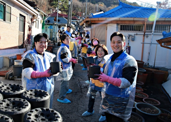 고려아연 임직원과 적십자봉사원들이 동절기 한파 취약계층을 위한 연탄을 나르고 있다. (사진=고려아연)