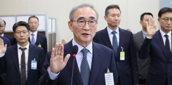 김영섭 KT 대표가 10월 25일 국회 과학기술정보방송통신위원회 국정감사에서 증인 선서를 하고 있다./사진=연합뉴스