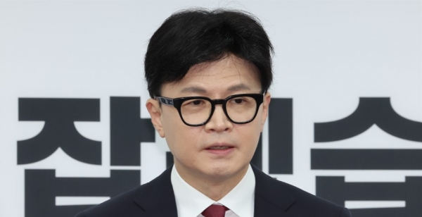 국민의힘 한동훈 대표가 12일 오전 서울 여의도 국회에서 윤석열 대통령 탄핵과 관련한 긴급 기자회견을 하고 있다. /사진=연합뉴스