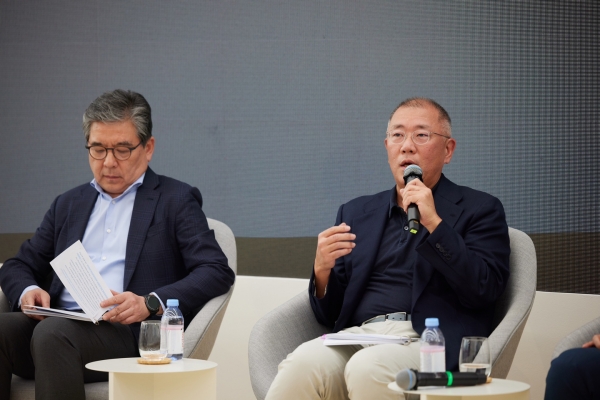 현대자동차그룹 정의선 회장이 12일(현지시간) 그룹의 대표 혁신 거점인 ‘현대차그룹 싱가포르 글로벌 혁신센터’를 방문해 타운홀미팅을 갖고 직원들과 직접 소통했다. 정 회장(오른쪽)이 HMGICS 직원들의 질문에 답하고 있다./사진=현대자동차그룹