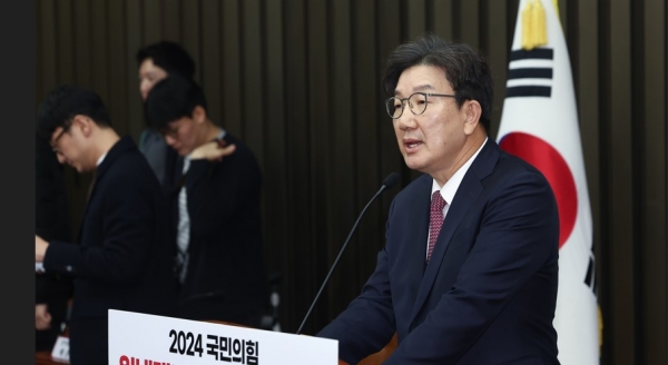 국민의힘 새 원내대표에 선출된 권성동 의원이 12일 오전 국회에서 열린 의원총회에서 당선 인사를 하고 있다. /사진=연합뉴스