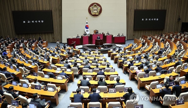 13일 국회 본회의에서 윤석열 대통령에 대한 탄핵소추안이 보고되고 있다./사진=연합뉴스