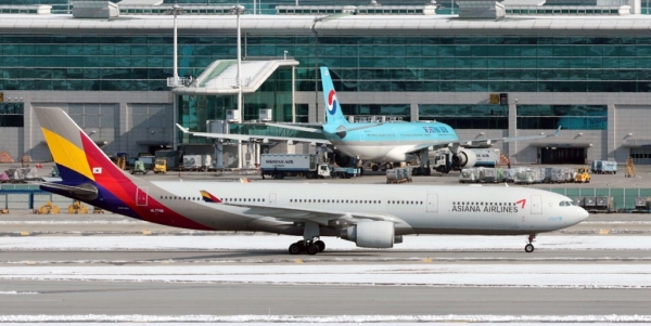 @ 인천국제공항 활주로와 주기장에 대한항공-아시아나항공 여객기가 보이고 있다. /사진=연합뉴스