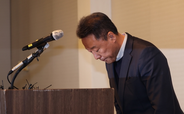 송경훈 제주항공 경영지원본부장이 30일 서울 강서구 메이필드 호텔에서 열린 무안공항 여객기 참사 관련 3차 브리핑에 앞서 고개 숙여 사과하고 있다./사진=연합뉴스