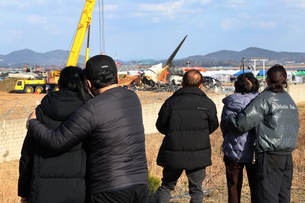 30일 오후 전남 무안군 무안국제공항 제주항공 여객기 참사 현장에서 유가족들이 여객기 잔해를 바라보고 있다./사진=연합뉴스