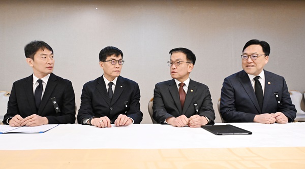 최상목 대통령 권한대행 부총리 겸 기획재정부 장관이 3일 오전 정부서울청사에서 거시경제·금융현안간담회를 하고 있다. 왼쪽부터 이복현 금감원장, 이창용 한국은행 총재, 최 권한대행, 김병환 금융위원장 / 사진=연합뉴스