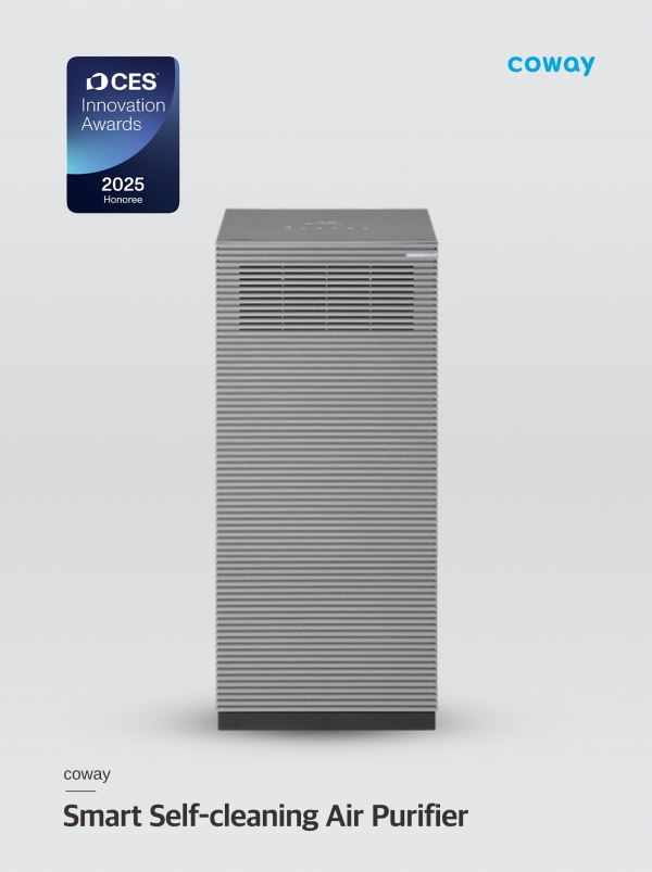 CES 2025 혁신상을 수상한 코웨이 '자동 필터 클리닝 공기청정기'./.사진=코웨이