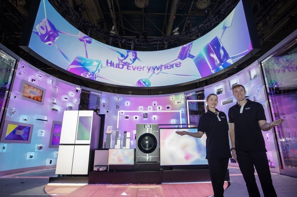CES 2025가 열리는 미국 라스베이거스 컨벤션 센터에 위치한 삼성전자 전시관에서 삼성전자 모델이 스마트싱스 하이라이트존을 소개하고 있다/ 사진 = 삼성전자