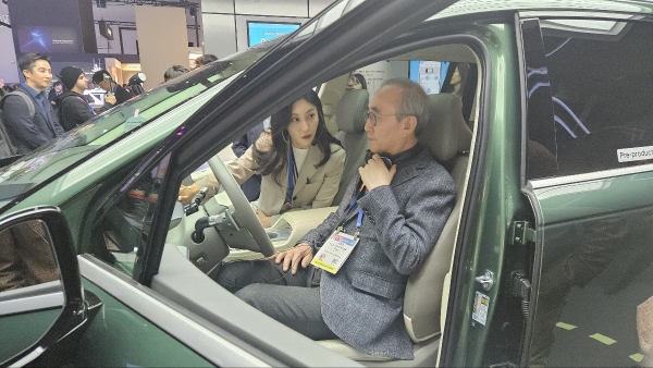 김영섭 KT 대표가 7일(현지시간) 미국 라스베이거스 컨벤션센터에서 개막한 CES 2025의 삼성전자 전시관에서 자동차 전시물에 시승하고 있다./사진=연합뉴스