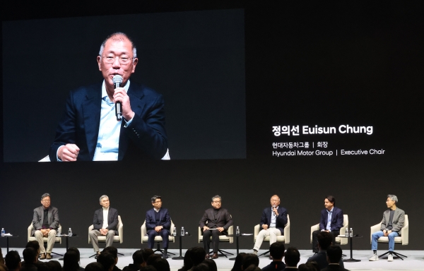 6일 경기 고양시 '현대모터스튜디오 고양'에서 열린 2025 신년회에서 정의선 현대자동차그룹 회장 등 경영진들이 좌담회를 하며 인사말을 하고 있다./사진=연합뉴스