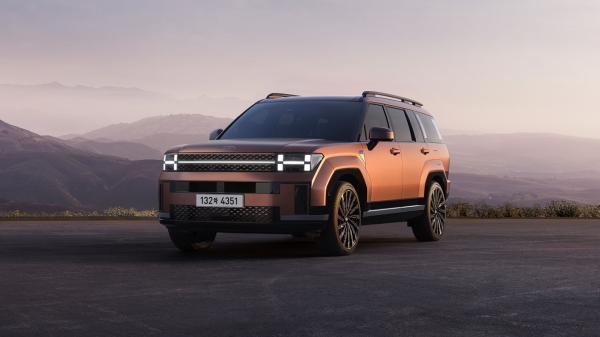 '2025 세계 여성 올해의 차(WWCOTY)'에서 현대차 싼타페가 '대형 SUV(Large SUV)' 부문, 기아 EV3가 '컴팩트 SUV(Compact SUV)' 부문을 수상했다. 현대자동차 싼타페./사진=현대자동차
