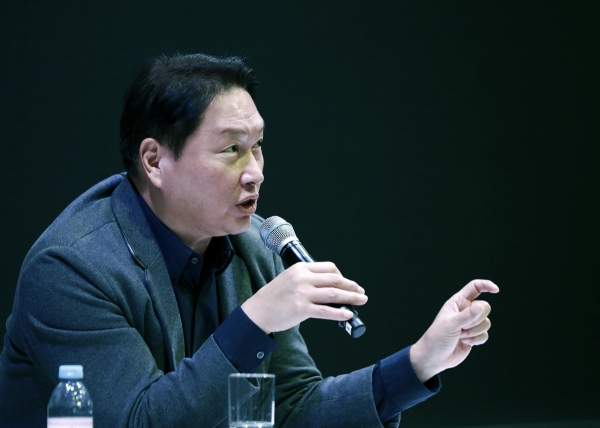 8일(현지시간) 미국 라스베이거스에서 열리고 있는 'CES 2025'에 참석한 최태원 SK 회장이 SK 전시 부스내 마련된 비즈니스 라운지에서 질의 응답을 진행하고 있다/ 사진 = SK하이닉스