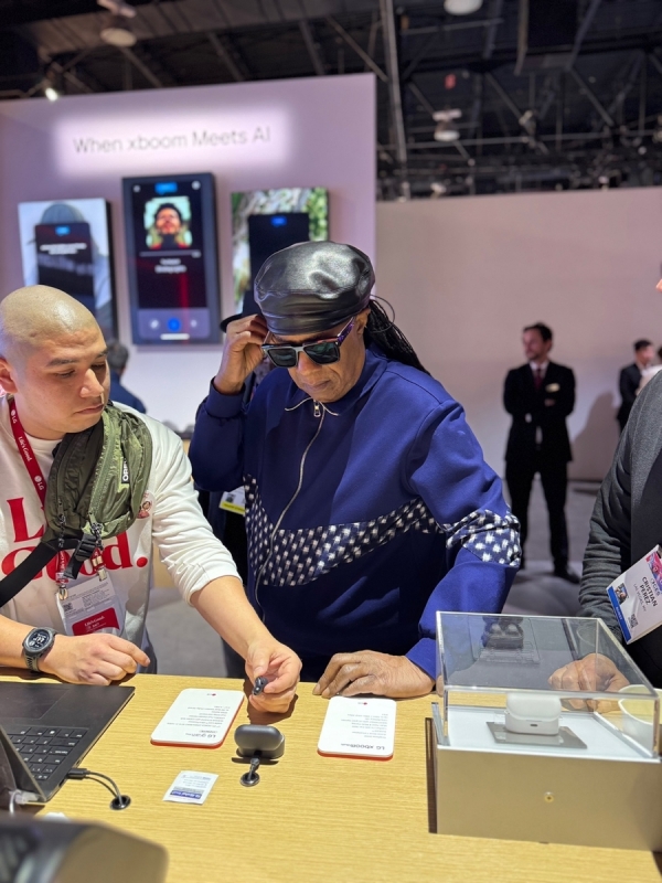 스티비 원더가 9일(현지시간) CES 2025 LG전자 부스를 관람하고 있다/ 사진 = 연합뉴스