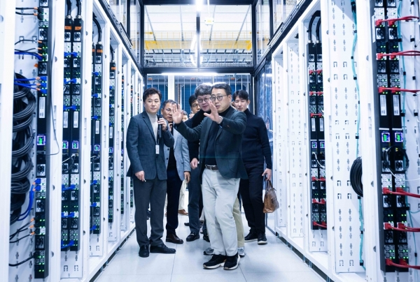 SKT 유영상 CEO(오른쪽 두 번째)가 지난달 23일 SK브로드밴드 가산 IDC에서 GPUaaS(GPU-as-a-Service) 준비 상황에 대해 점검하고 있다./사진=SK텔레콤