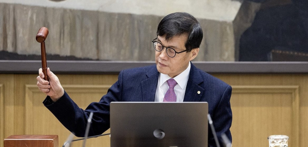 이창용 한국은행 총재가 16일 오전 서울 중구 한국은행에서 열린 금융통화위원회에서 의사봉을 두드리고 있다./사진=연합뉴스