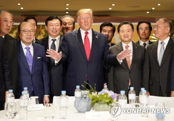 도널드 트럼프 미국 대통령이 2019년 6월 30일 그랜드 하얏트 호텔에서 열린 한국 경제인 간담회에서 국내 주요 그룹 총수들과 대화하고 있다./2019.06.30. 사진=연합뉴스