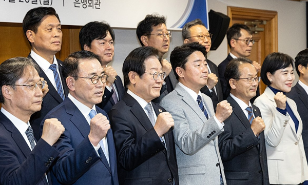 이재명 더불어민주당 대표가 20일 오후 서울 중구 전국은행연합회에서 열린 민생경제 회복을 위한 민주당-은행권 현장간담회에서 은행장들과 기념촬영을 하고 있다 / 사진=공동취재단