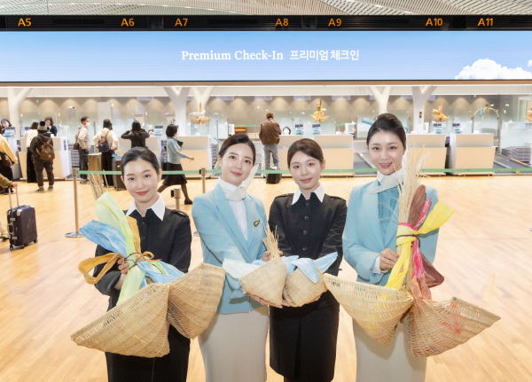대한항공 객실승무원 등 직원들이 인천공항 제2여객터미널 대한항공 카운터에서 기념촬영을 하고 있다./사진=대한항공