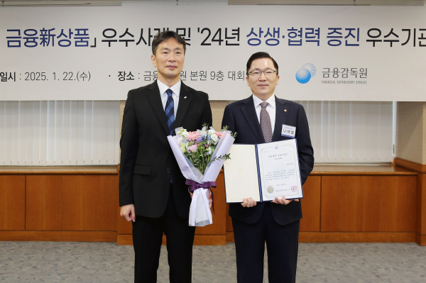 나채범 한화손해보험 대표(오른쪽)와 이복현 금융감독원장이 22일 금융감독원에서 열린 상생·협력 금융 신상품 우수사례 시상식이 끝난 뒤 수상 증서와 꽃을 들어 보이고 있다./사진=한화손해보험