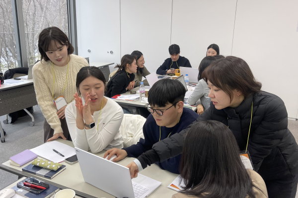 CJ그룹 신입사원들이 '클럽 나인브릿지'에서 생성형 AI를 활용해 영상 콘텐츠를 만들고 있다./사진=CJ그룹