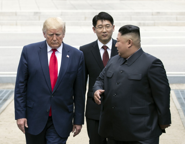도널드 트럼프 미국 대통령과 김정은 북한 국무위원장이 2019년 6월 30일 판문점에서 비무장지대(DMZ)의 경계선에 서 있다. /사진=연합뉴스