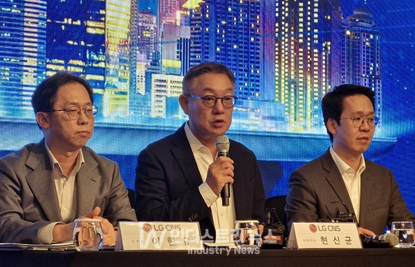 현신균 LG CNS 대표이사 사장(가운데)이 9일 서울 콘래드호텔에서 진행된 LG CNS IPO(기업공개) 기자간담회에서 기자들의 질문에 답변하고 있다. (왼쪽부터)&nbsp;이현규 CFO(최고재무책임자) 상무,&nbsp;현신균 사장,&nbsp;홍진헌 전략담당 상무./사진=서영길 기자&nbsp;&nbsp;<br>