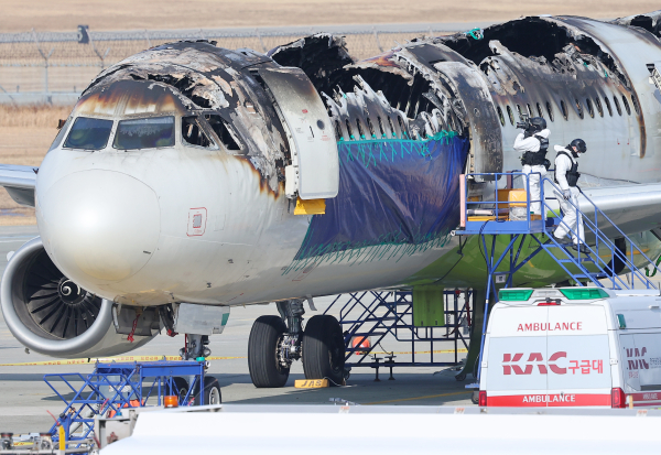 3일 오전 부산 강서구 김해국제공항 에어부산 화재현장에서 국토부 항공철도사고조사위원회와 프랑스 항공사고조사위원회, 경찰, 소방 등이 합동감식을 진행하고 있다./사진=연합뉴스
