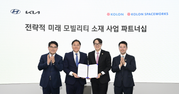 현대차·기아는 3일 경기 화성시 현대차·기아 기술연구소에서 코오롱스페이스웍스와 '전략적 미래 모빌리티 소재 사업 파트너십'을 체결했다. (왼쪽부터) 양희원 현대차·기아 R&D 본부장(사장), 김창환 현대차·기아 전동화에너지솔루션 부문 부사장, 안상현 코오롱스페이스웍스 대표이사, 이규호 코오롱그룹 부회장이 파트너십 체결 후 기념사진을 찍고있다./사진=현대차·기아