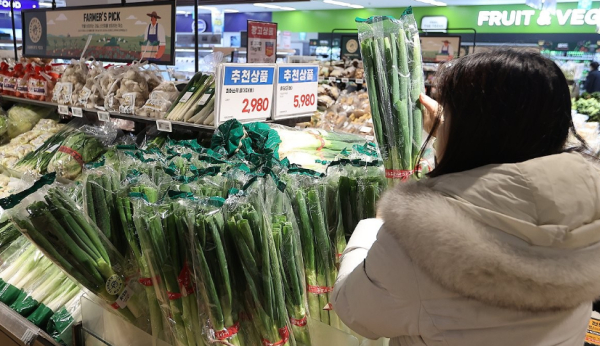 소비자물가 상승률이 석달 연속 높아져서 5개월 만에 2%대로 올라섰다. 국제유가 상승과 원/달러 환율이 물가를 끌어올리는 주요인으로 분석됐다 / 사진=연합뉴스