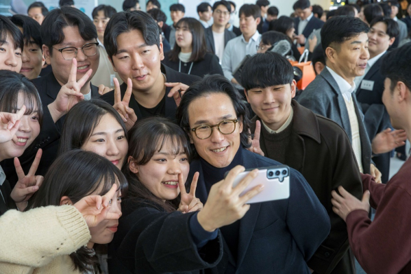 조현범 한국앤컴퍼니그룹 회장(가운데)이 11일 대전광역시 유성구 소재 하이테크 연구소 테크노돔에서 열린 신입사원 환영행사(PLWD)에 참가해 직원들과 사진 촬영을 하고 있다. /한국앤컴퍼니그룹