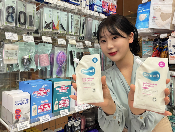 GS25에서 모델이 소용량 화장품을 들고 있다./사진=GS리테일