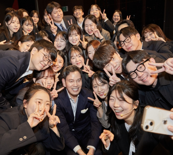 정용진 신세계그룹 회장이 '신세계 남산'에서 열린 신입사원 수료식에 참석해 신입사원과 셀카를 함께 찍고 있다./사진=신세계
