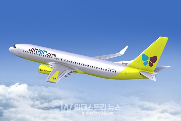 진에어가 기존 거버넌스위원회를 ESG위원회로 확대 개편했다.&nbsp;사진은 진에어 B737-800 [사진=진에어]