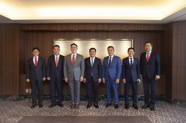 25일 서울 소공동 롯데호텔에서 열린 ‘희토류·전력 인프라 협력 강화’ 간담회에서 구본규 LS전선 대표, 이상호 LS에코에너지 대표, 김병옥 LS마린솔루션 대표와 응우옌 홍 디엔 베트남 산업통상부 장관 등 관계자들이 기념촬영을 하고 있다.