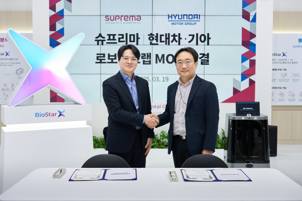 현대차‧기아 로보틱스랩장 현동진 상무(오른쪽)와 슈프리마 김한철 대표가 업무협약식 후 기념촬영을 하고 있다./사진=현대자동차