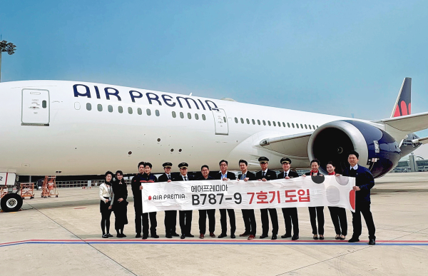 지난 27일 인천국제공항 활주로에서 열린 7호기 도입 행사에서 김재현 에어프레미아 대표이사(오른쪽 일곱 번째)를 비롯한 임직원들이 기념촬영을 하고 있다./사진=에어프레미아