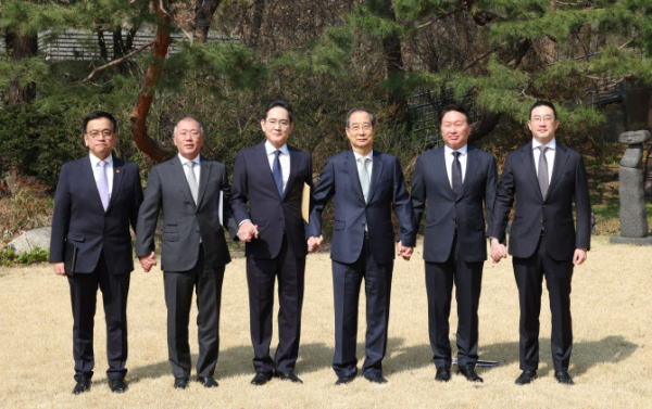 한덕수 대통령 권한대행 국무총리가 1일 서울 종로구 삼청동 총리공관에서 경제안보전략TF 회의에 앞서 기념사진을 촬영하고 있다. 왼쪽부터 최상목 부총리, 정의선 현대차 회장, 이재용 삼성전자 회장, 한총리, 최태원 SK 회장, 구광모 LG 회장./사진=연합뉴스