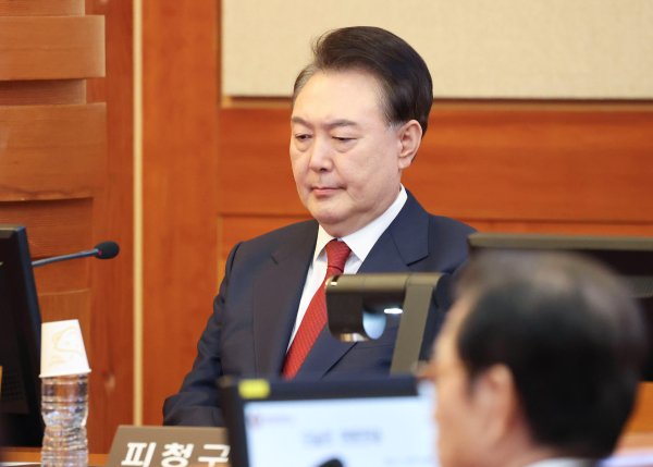 윤석열 대통령이 13일 서울 종로구 헌법재판소 대심판정에서 열린 윤석열 대통령 탄핵심판 8차 변론기일에 출석해 있다./사진=연합뉴스