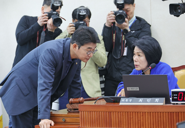 지난 10일 국회에서 열린 과학기술정보방송통신위원회 전체회의에서 최민희 위원장이 민주당 노종면 의원과 대화를 나누고 있다. /사진=연합뉴스