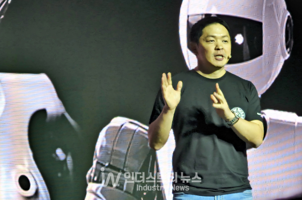 최성환 SK네트웍스 사업총괄 사장 겸 나무엑스 EA(Executive Advisor)가 23일 서울시 광진구 워커힐 호텔앤리조트에서 열린 나무엑스 쇼케이스에서 웰니스 로봇에 대해 설명하고 있다./사진=서영길 기자<br>