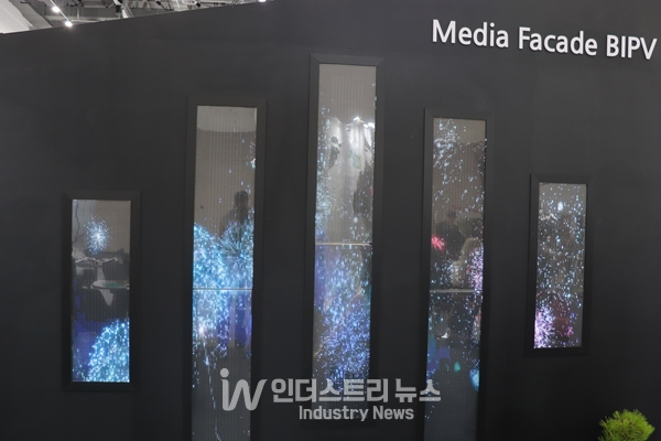 영상 출력이 가능한 에스지에너지의 미디어파사드 BIPV [사진=인더스트리뉴스] 
