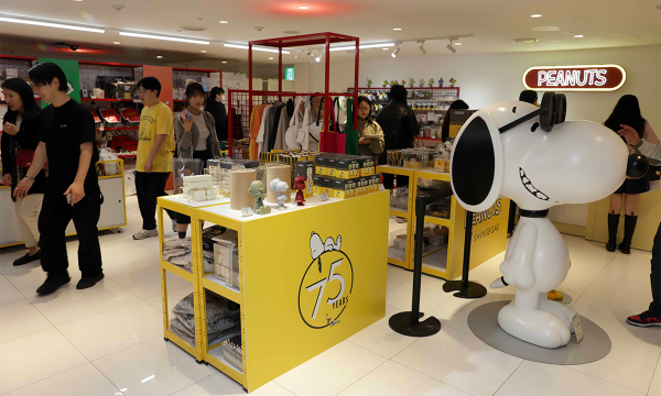 서울 신세계백화점 강남점 오픈스테이지에 마련된 인기 만화 ‘피너츠’의 75주년 팝업스토어 모습./사진=신세계백화점