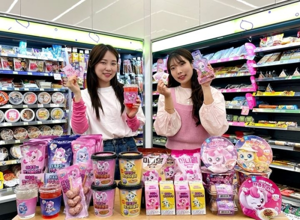 CU는 SAMG엔터가 제작한 인기 애니메이션 ‘캐치! 티니핑’을 활용한 신제품을 선보였다./사진=BGF리테일